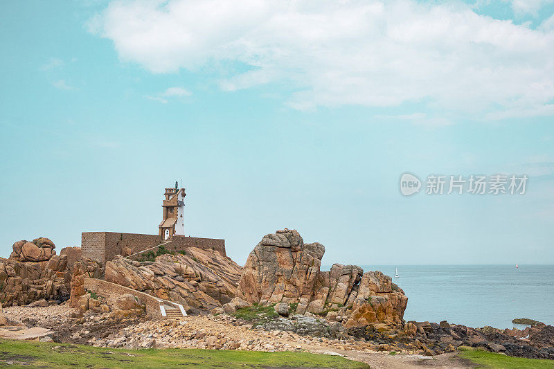 在法国布列塔尼Côtes d'Armor岛Bréhat岛上的孔雀灯塔